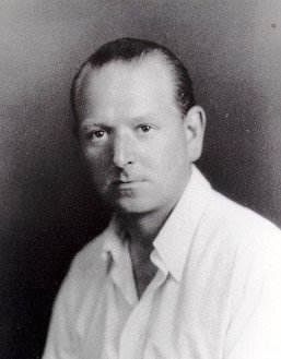 Fotografia em preto e branco de um homem de camisa branca.