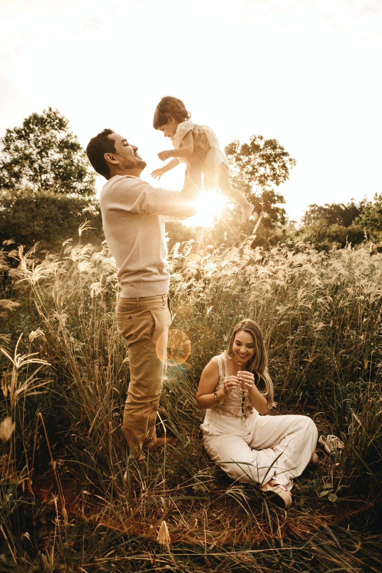 Uma família feliz em um campo ensolarado.